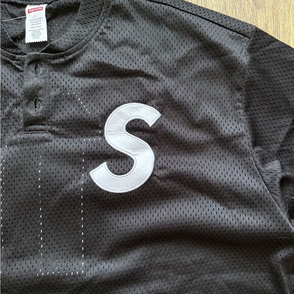 Auth Supreme S Logo Baseball Henley - Picture 2 of 7
